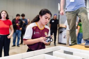 Jóvenes talentos de Yucatán se preparan para representar al estado en el Mundial de Fútbol Robótico, diseñando y probando robots futbolistas que combinan innovación, tecnología y pasión por el deporte.