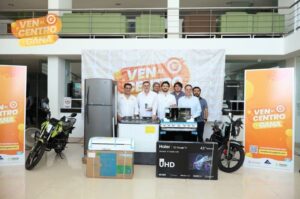 Autoridades, empresarios y representantes de CANACO SERVYTUR MÉRIDA durante la presentación oficial donde Regresa la dinámica “Ven al Centro y Gana”, una estrategia que impulsa el comercio local y promueve el consumo en el Centro Histórico de Mérida.