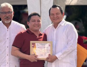 El mandatario estatal entregó reconocimientos a cocineras y cocineros tradicionales por su contribución a la preservación del patrimonio culinario y cultural del municipio.