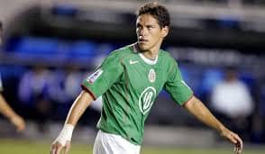 Guillermo Franco, delantero argentino naturalizado mexicano, forma parte de los Naturalizados que han jugado mundiales tras defender a la Selección Mexicana en Alemania 2006 y ser considerado también para Sudáfrica 2010, aportando potencia y presencia ofensiva al Tricolor.