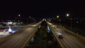 El Gobierno del Estado renovó la iluminación del paso superior vehicular de Dzityá, mejorando la seguridad vial y la visibilidad nocturna en el Anillo Periférico de Mérida.