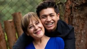 Alina Lozano y Jim Velásquez se despiden de la competencia tras convertirse en la primera pareja eliminada de ¿Apostarías por Mí?, dejando momentos emotivos y reacciones que marcaron el inicio del reality.