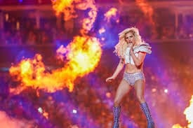 Lady Gaga conquistó el Super Bowl LI con un show totalmente en vivo, sin invitados y con una puesta en escena impecable que confirmó su estatus como una de las artistas más completas del pop mundial.