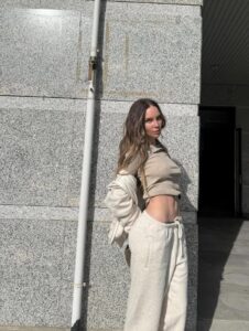 Belinda sorprende a sus fans con su nuevo look castaño desde Madrid, una transformación que marca el inicio de su etapa como la emperatriz Carlota en su próximo proyecto internacional.