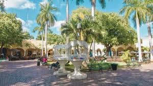 El Parque de Santa Lucía, uno de los espacios más emblemáticos entre los barrios tradicionales de Mérida, destaca por su ambiente cultural, su ubicación privilegiada en el Centro Histórico y su oferta de restaurantes gourmet que lo convierten en punto de encuentro para locales y visitantes.