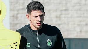 Lucas Di Yorio se estrenó como goleador de Santos Laguna en el Clausura 2026, demostrando carácter y olfato ofensivo pese a la derrota ante Necaxa.