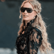 Margot Robbie deslumbra con look gótico