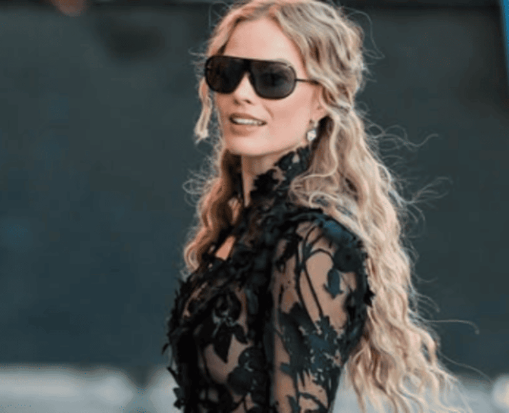 Margot Robbie deslumbra con look gótico