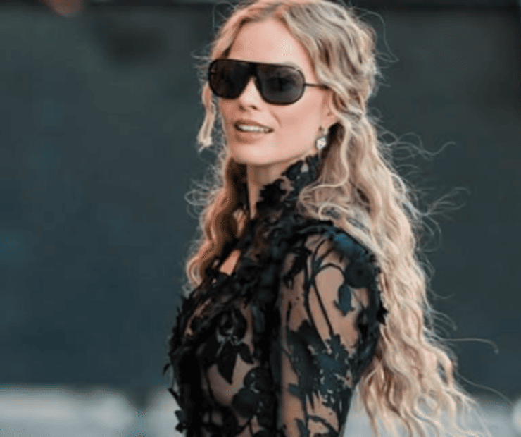 Margot Robbie deslumbra con look gótico