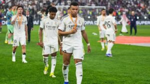 Kylian Mbappé muestra su frustración tras la final de la Súper Copa de España, en una imagen que refleja la polémica por su actitud antideportiva al término del partido.