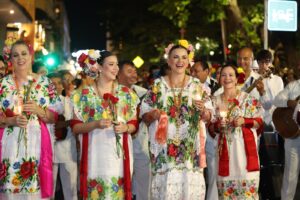 Cientos de voces se unieron para cantarle a la Muy Noble y Muy Leal Ciudad de Mérida cuando el reloj de Palacio Municipal marcó el primer minuto de este 6 de enero, al cumplir 484 años de su fundación