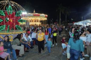 La presidenta municipal Yolanda Osuna Huerta encabeza la Gran celebración del Día de Reyes, acompañada de familias que participaron en la tradicional partida de rosca y las actividades recreativas en la Plaza de la Revolución.