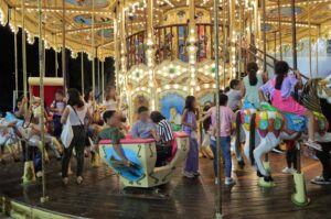 Niñas y niños disfrutan la Gran celebración del Día de Reyes en la Plaza de la Revolución, donde la alegría, los espectáculos y la convivencia familiar fueron los protagonistas del cierre de Nochebuena en Centro.