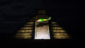 Antes de viajar al pasado con una proyección audiovisual de alto nivel, el imponente Templo de Kukulcán, en el corazón de Chichén Itzá