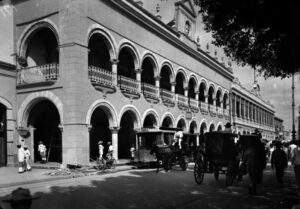 El Palacio Municipal de Mérida, joya arquitectónica del siglo XVIII, se levanta en el corazón del Centro Histórico como testigo de la historia, la gobernanza y la identidad cultural de la capital yucateca.