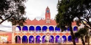 Así luce actualmente el Palacio Municipal de Mérida, uno de los edificios más emblemáticos del Centro Histórico, símbolo vivo de la tradición, la vida cívica y el desarrollo cultural de la capital yucateca.