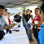 Pequeño escultor regala al Gobernador Javier May su primera obra