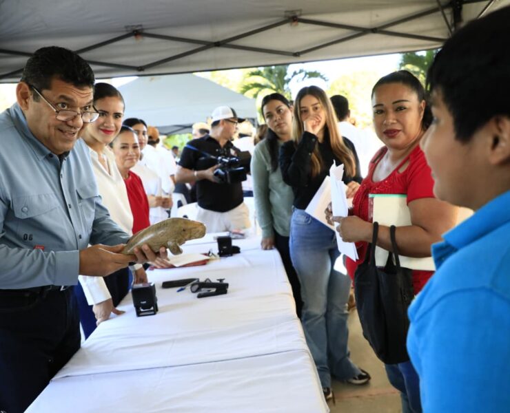 Pequeño escultor regala al Gobernador Javier May su primera obra