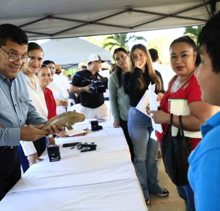Pequeño escultor regala al Gobernador Javier May su primera obra