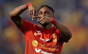 El delantero mexicano Julián Quiñones festeja su doblete ante el Al-Feiha, una actuación clave que lo mantiene como protagonista en la Saudi Pro League.