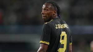 Julián Quiñones con la camiseta de la Selección Mexicana, viviendo un gran momento tras su racha goleadora internacional y levantando la mano para convertirse en una opción clave rumbo al Mundial.