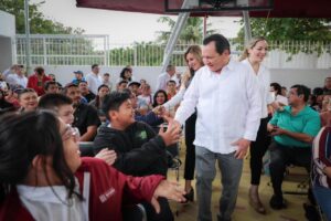 El Gobernador Joaquín Díaz Mena entregó al plantel, ubicado en la colonia Azcorra, instalaciones reconstruidas con seis aulas, Usaer y domo, con inversión cercana a 10 millones de pesos.