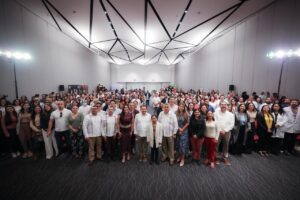 Se entregaron equipos de cómputo y baumanómetros a las y los nutriólogos que atienden directamente a las familias en las Unidades de Salud del estado de Yucatán