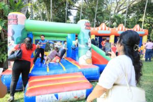 Niños disfrutan del broncolín entre risas y saltos durante la celebración del Día de Reyes en el Centro Cultural Quinta Grijalva.