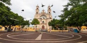 El Parque de San Cristóbal conserva el auténtico sabor local de Mérida, rodeado de tradiciones profundamente arraigadas, comercio popular y un ambiente cotidiano que refleja la vida y la identidad de uno de los barrios más representativos de la ciudad.