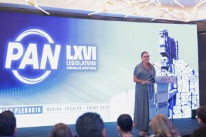 Cecilia Patrón Laviada, alcaldesa de Mérida, recibió el respaldo del Partido Acción Nacional durante la Reunión Plenaria del PAN realizada en Yucatán, destacando su liderazgo y el apoyo del grupo parlamentario blanquiazul.