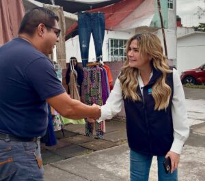 Maryjose Gamboa realizó un recorrido sorpresa en el fraccionamiento Las Vegas, caminando sin comitiva para constatar de primera mano el estado de los servicios públicos y atender directamente a los vecinos.