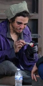 Momento crítico de Tylor Chase durante la evaluación de salud mental, donde fue visto fumando metanfetamina, una imagen que evidenció la gravedad de su situación y encendió las alertas entre sus amigos y seguidores.