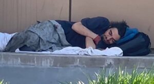 Tylor Chase fue captado nuevamente en situación de calle, imagen que reavivó la preocupación por su estado de salud mental y la falta de seguimiento tras su internación.