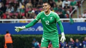 Raúl “Tala” Rangel se muestra seguro bajo los tres palos, manteniendo el arco en cero y levantando la mano para consolidarse como el guardián del tricolor.