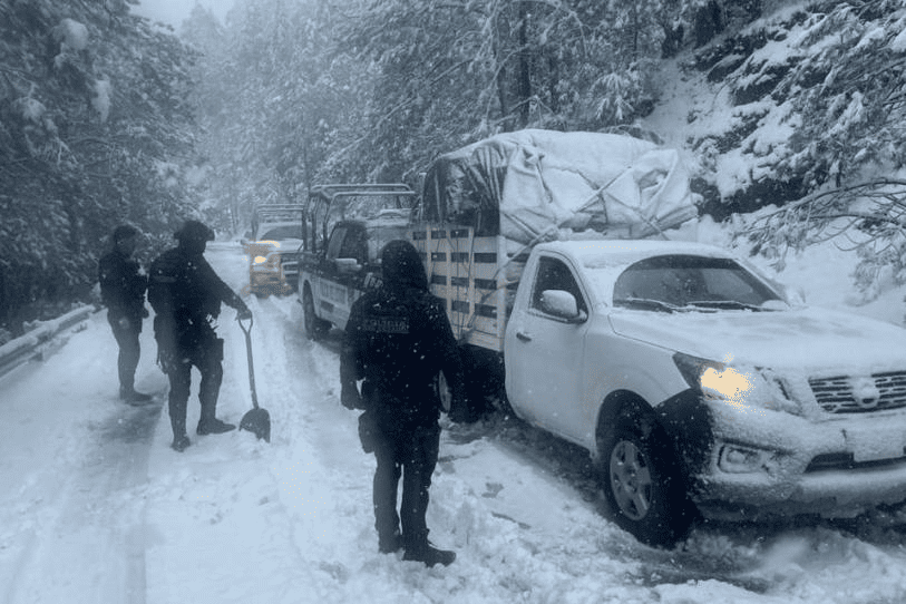 Tormenta invernal paraliza tramos carreteros en Chihuahua