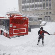 Toronto paralizada por histórica tormenta de nieve