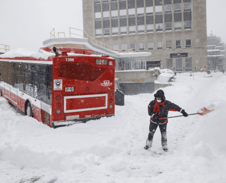 Toronto paralizada por histórica tormenta de nieve