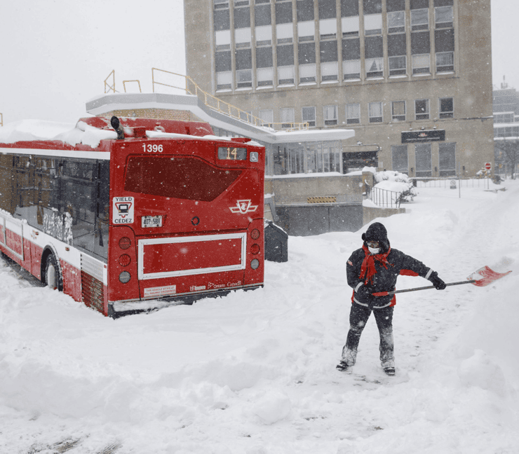 Toronto paralizada por histórica tormenta de nieve