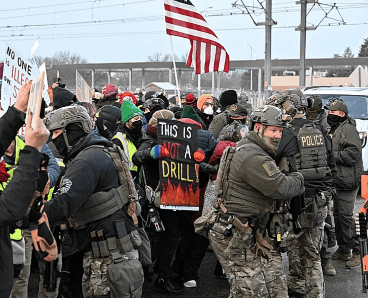 Trump amenaza con aplicar la Ley de Insurrección