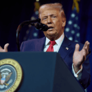 Trump critica a senadores republicanos por limitar su poder militar