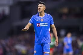 Uriel Antuna durante su etapa con Cruz Azul, cuando se consolidó como uno de los extremos más desequilibrantes de la Liga MX gracias a su velocidad y desborde por las bandas.