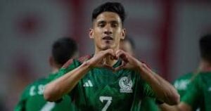 Uriel Antuna con la Selección Mexicana, donde ha destacado por su velocidad, desborde y capacidad para generar peligro por las bandas en competencias oficiales y partidos internacionales.