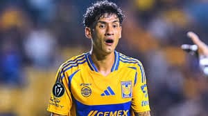 Uriel Antuna con la camiseta de Tigres UANL durante el Clausura 2025, etapa marcada por pocos minutos en cancha y una fuerte competencia interna en el plantel felino.