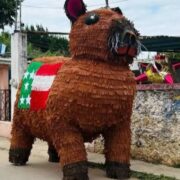 La piñata gigante que conquistó Yucatán y las redes: ¡un capibara de 3 metros!