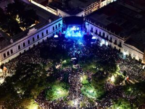 Vista aérea de la Plaza Grande de Mérida completamente llena durante el concierto de Reik, donde miles de personas se reunieron para vivir una noche histórica que cerró el Mérida Fest 2026 con música, emoción y ambiente festivo.