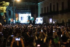 La Plaza Grande de Mérida lució abarrotada durante el concierto de Reik, reflejando la emoción y la gran respuesta del público que se dio cita para celebrar el cierre del Mérida Fest 2026.