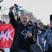 Protestas nacionales reavivan debate sobre uso de la fuerza de ICE tras muerte de mujer en Mineápolis