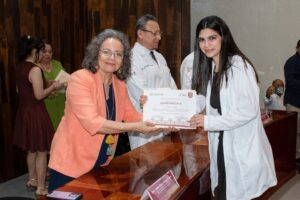 La ceremonia cierra el proceso formativo de 72 médicas y médicos especialistas, en áreas prioritarias para el sistema de salud de Yucatán.