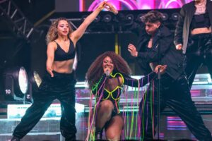 Integrantes del 90’s Pop Tour hicieron vibrar el escenario con luces, coreografías y grandes éxitos durante el Exitoso cierre del Carnaval de Playa del Carmen 2026 en Playa del Carmen.