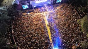 Más de 35 mil personas abarrotaron la Plaza 28 de Julio durante el Exitoso cierre del Carnaval de Playa del Carmen 2026, donde el 90’s Pop Tour encendió la nostalgia y la fiesta.